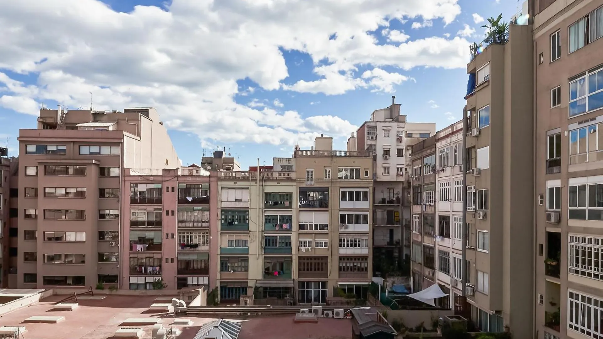 Modern Villa In Eixample With Sea Near Барселона